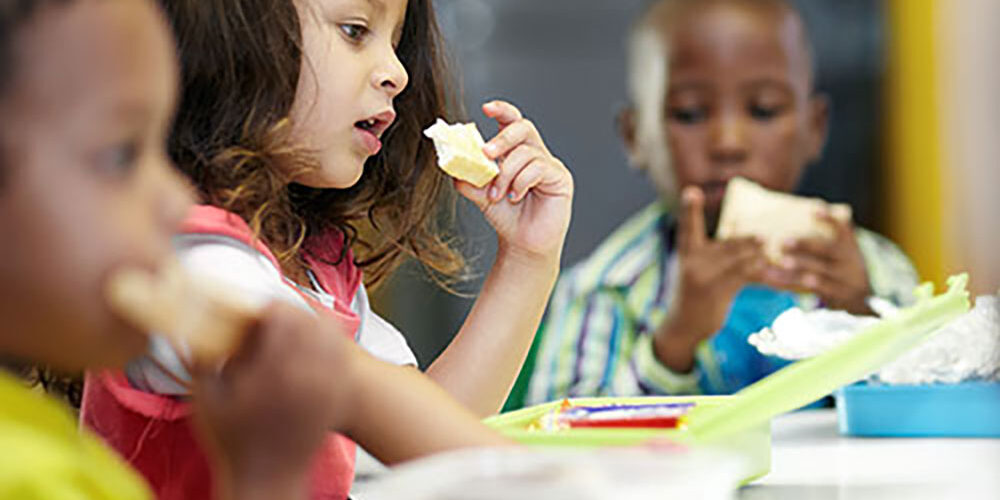 moneyplus kid eating lunch packed lunches vs school meals