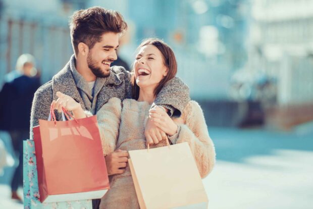 couple-shopping-scaled