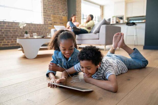 kids-playing-on-an-ipad