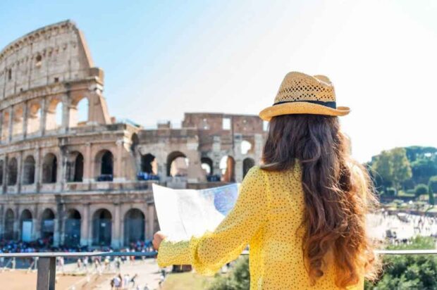 woman-in-front-of-colosseum
