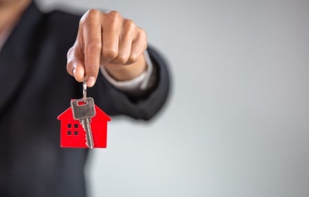 Can-I-Rent-with-an-IVA_-feature Image of someone holding up a set of keys
